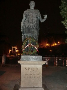 La statua di Cesare presso i Fori Imperiali con la corona d'alloro del M.T.R.