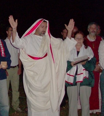 Il pater della gens Iulia primigenia e presidente del M.T.R. Daniele Liotta concelebra il rito in Polonia al congresso 2008 del W.C.E.R.