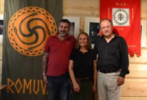 Daniele Liotta, Inija Trinkuniene (Lituania) e Vlassis Rassias (Grecia) con alla spalle i labari di Romuva e del MTR