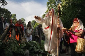 Daniele Liotta in toga celebra il rito e offre incenso, alla sua sinistra Anna Lucarelli