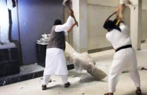 Terorristi islamici dell'Isis picconano a Ninive (Nimrud) statue assire antiche di tremila anni, 2015