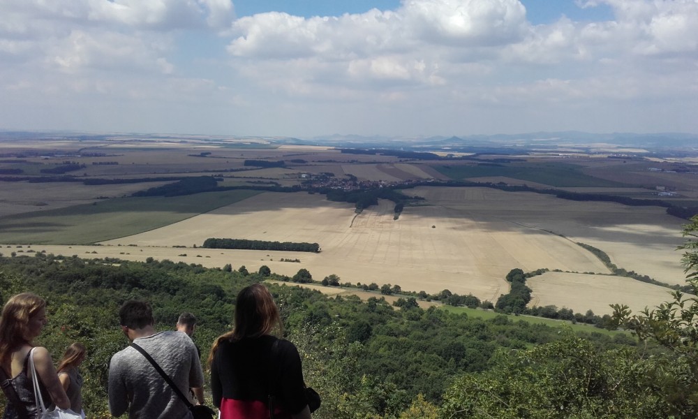 La vista dal terrazzamento sulla Collina di Rip ove si è tenuto il rituale comunitario dell’Ecer: un provvidenziale volo di un falcone ha accompagnato la chiusura della celebrazione 