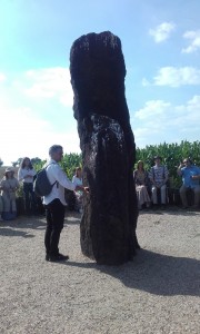 Klobuky, Distretto di Kladno, “Il Pastore pietrificato" (zkamenělý pastýř), menhir in piedi in un campo di orzo. Collocato 1 km a nord-ovest dell’abitato, è un masso arenario del Cretaceo color ferro scuro, è il più alto menhir della Cechia - 3 metri e mezzo - ed è uno dei pochi considerato autentico