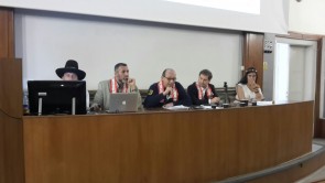 Seconda giornata di lavori del Congresso di Praga. L’intervento del Movimento Tradizionale Romano nell’aula magna della Facoltà di Filosofia dell’Università di Praga nel seminario pubblico sul tema “Come la tua Organizzazione pratica il Paganesimo nel tuo Paese”: da sinistra Zdeněk Ordelt, Daniele Liotta, Paolo Casolari, Guglielmo Giovannelli Marconi e Marianna Gorronova