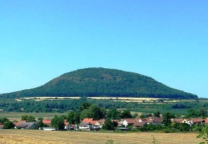 La Collina di Rip (hora Říp), luogo sacro dei Cechi ed inizio simbolico della storia della nazione. Secondo la tradizione, citata nella cronaca di Cosma di Praga nel XII secolo, Říp fu il luogo dove si stabilirono i primi popoli slavi condotti da Praotec Čech (Progenitore Ceco). La collina è da sempre meta di pellegrinaggi e di manifestazioni nazionali. In cima una targa recita "Quello che la Mecca è per un islamico, Říp dovrebbe essere per un Ceco!" (Co Mohammedu Mekka, to Čechu má být Říp!). 