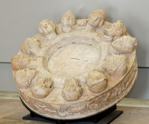 1280px-altar_twelve_gods_louvre_ma666