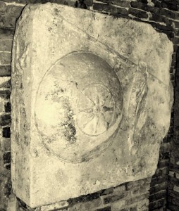 La pietra, oggi spostata nel chiostro di santa Apollonia, con i simboli della famiglia reale di Filippo II