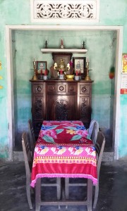 Altare degli Antenati in casa privata nel villaggio di Duy Vinh, provincia di Da Nang
