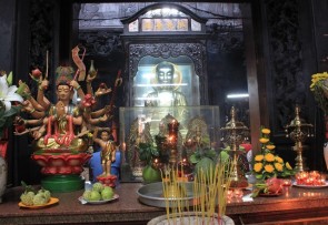 Altare di Budda nella pagoda dell'Imperatore di Giada a Saigon