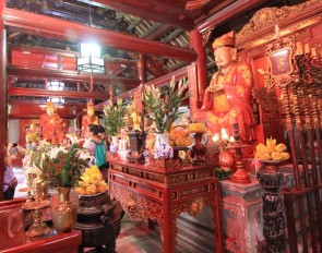 Altare di Confucio nel Tempio della Letteratura ad Hanoi