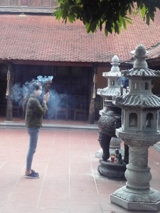 Offerta e preghiera nella Pagoda di Tran Quoc ad Hanoi