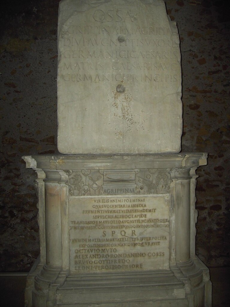 800px-Campitelli_-_Campidoglio,_lapide_di_Agrippina_al_Tabularium_2285