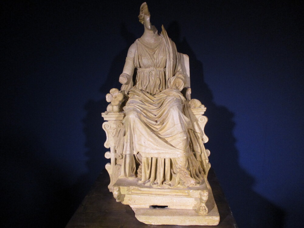 Supposta statua (in terracotta) della dea Angizia del III secolo a.e.c. presso il Museo Paludi di Celano