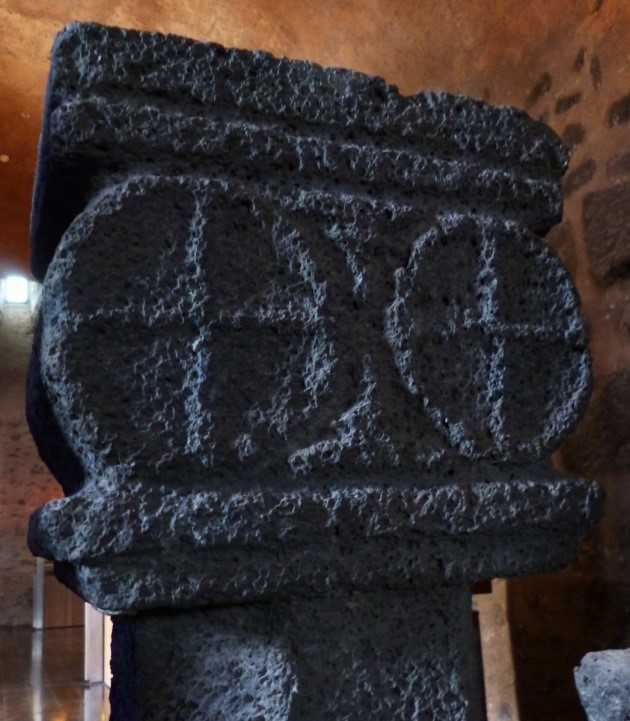 Capitello basaltico del tempio siculo del Mendolito di Adrano, Sicilia, dedicato al Dio Hatranus, VI sec. a.C.