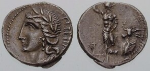 Denario (conio argenteo) di Corfinium, battuto nel 90 a.C., ad inizio della Guerra Sociale, con personificazione dell’Italia e la legenda Uíteliú ‘’Italia’’, in lingua osca, sul rovescio, e sul diritto guerriero doriforo con elmo a protome taurina, affiancato sul lato destro da un’altra protome taurina ed altra figura non distinguibile (forse elemento fitomorfo). Si noti bene quest’altro richiamo al mondo siculo: il doriforo (letteralmente ‘’portatore di lancia’’) porta un elmo che lo rende ‘’taurino’’, dunque vir ‘’forte’’, ‘’maschio’’. Io vi ho spiegato già l’etimologia del coronimo Italia, in onore ad Italo, il re siculo che evinse come primus sine paribus dalla confederazione enotria, e che la forma greca Italòs derivava direttamente da quella sicula, dunque proto-illirica, Uitalus ‘’Giovane toro’’. Vi ho già mostrato come gli Elimi, altra popolazione nata dal frazionamento della nazione enotria che giunse ad occupare il settore più occidentale della Sicilia (attuali province di Trapani e Palermo), avessero lasciato traccia di questo totemismo nell’arte decorativa vascolare: le ben note protomi taurine excise ed incise su varie forme potorie, in prevalenza anfore. Inoltre, che la Patria, quale Terra, luogo e/o delimitazione areale ove prosperasse una Natio (pool genetico) nella reiteratività delle sue funzioni essenziali, sacrali e del quotidian vivere, evocata ed invocata con solennità divinatoria, avesse rappresentazione muliebre è fatto tipicamente indoeuropeo: Tellus, dalla radice indoeuropea tel- ‘’collina/valle/rialzo’’ (in Norvegese abbiamo ancora dal ‘’valle/collina’’, in Inglese come forma toponomastica ancestrale dale ‘’valle/collina’’, in Turchia e Medio-oriente i vari tell- ‘’valli/colline/alture’’ lasciati in eredità dagli Ittiti, il teonimo celtico Tailtiu ‘’Dea della Terra’’), che emerge dalle acque (ossia dalla forma indistinta) per dar vita (forma distinta, compiuta) e rendere dunque possibile lo sviluppo della civiltà. La Dea Tellus protegge la sua Natio entro confini consacrati, la Natio deve esser pronta all’estremo sacrificio pur di proteggere il santuario della Dea Tellus; e da ciò ne deriva la prosperità e la longevità della Natio medesima: ecco il legame inscindibile tra Patria e Nazione. 