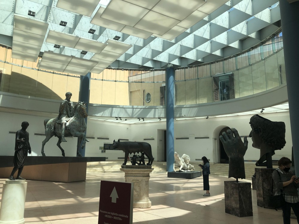 La sala dei Musei Capitolini che conclude la rassegna, con i famosi bronzi romani donati da Sisto IV alla città