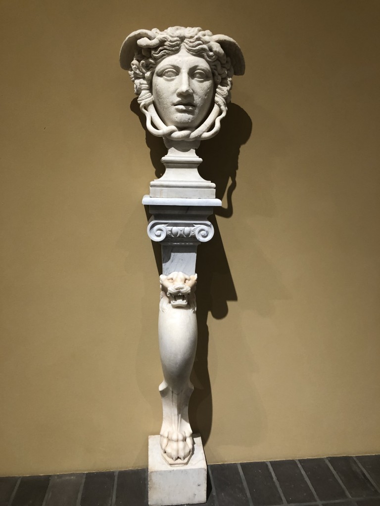 Medusa tipo Rondanini su trapezoforo a testa di Grifo