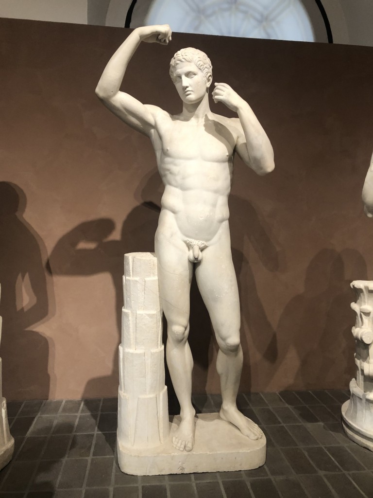 Statua virile replica dell'atleta Amelung