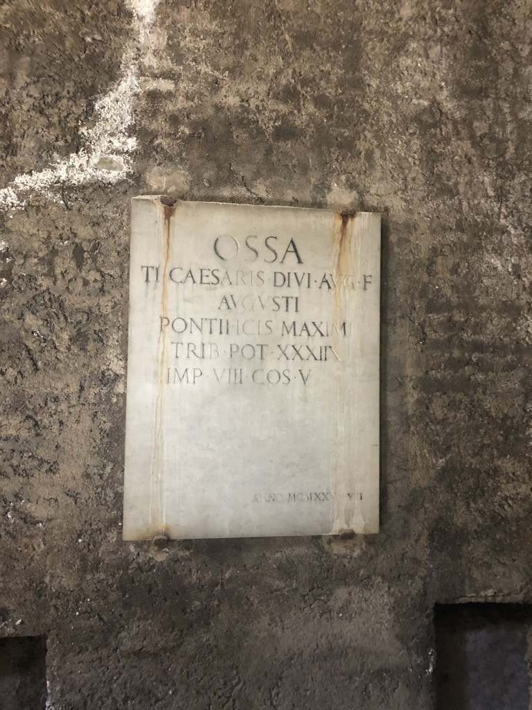 La lapide a ricordo della tomba di Augusto