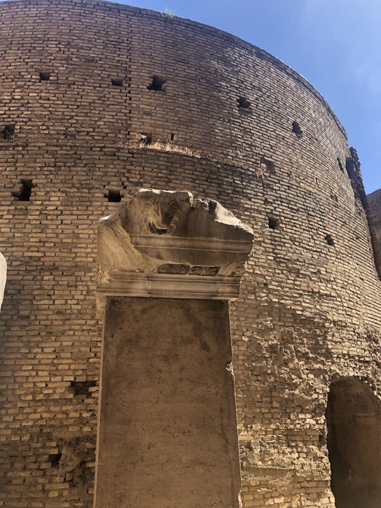 L'esterno, privo dei marmi che lo ricoprivano, del Mausoleo vero e proprio