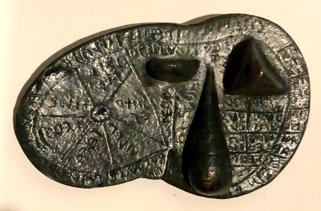 Il fegato di Piacenza: noto strumento divinatorio etrusco che riproduce sul bronzo un fegato animale ripartendone gli ambiti divini 