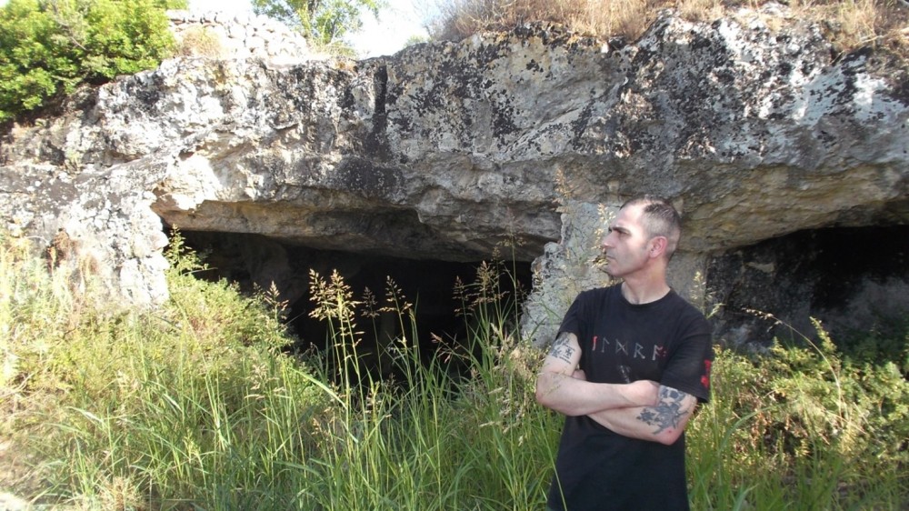 Ingresso Nord della catacomba di Contrada Pantanello, IV-V sec. Adiacente ad esso, ambiente rupestre ricavato forse dallo sgombro ed allargamento di una precedente tomba sicula, usato come piccola area santuariale provvista di altare e spazio per l’affissione di immagini sacre, ove pregare e lasciare offerte, oppure come area riservata al custode.