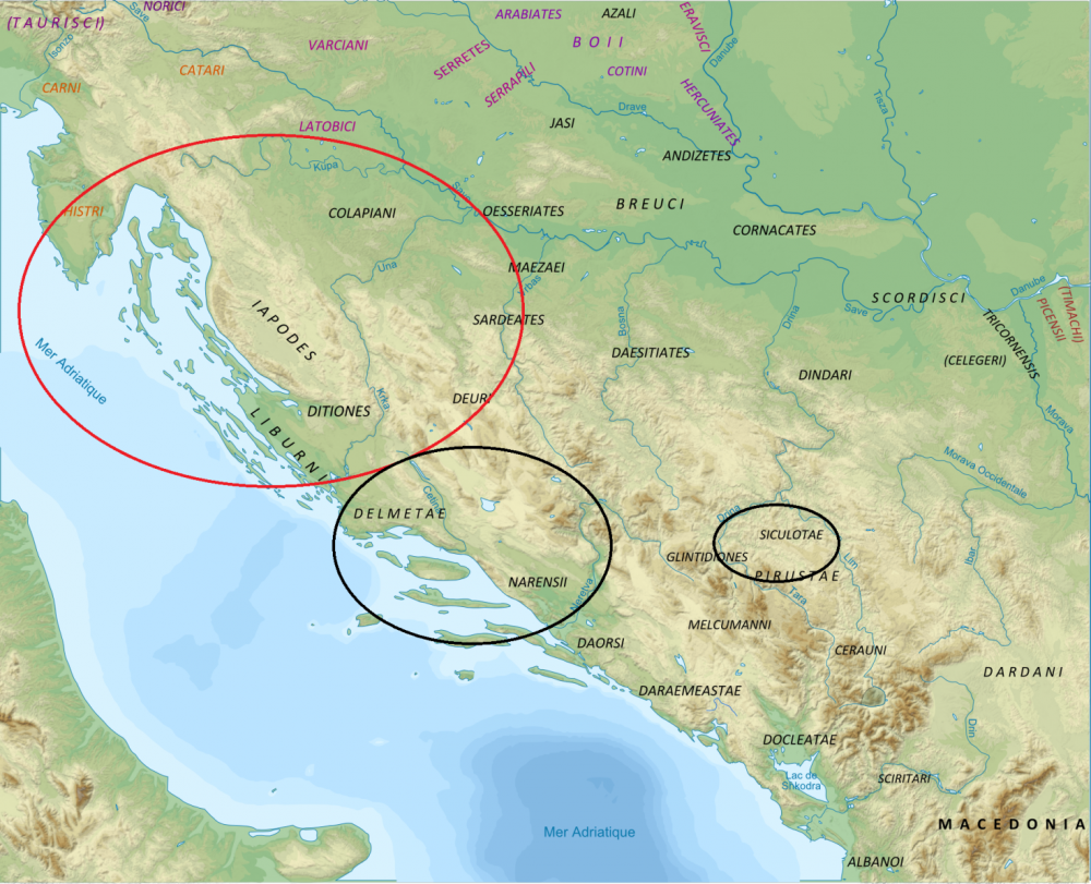 In alto, mappa fisica della penisola balcanica con indicazione delle regioni occupate in epoca preistorica e storica dai Liburni (in rosso) e dai Siculi (in nero). I Siculoti (la regione è anch’essa indicata in nero), menzionati da Plinio, erano se non un ulteriore frazionamento dei Siculi della costa dalmata. I Liburni hanno occupato una vasta regione compresa tra gli attuali fiumi Raša (Nord) e Krka/Cherca (Sud), delimitata nell’entroterra (Est) dalle Alpi Bebie (parte del complesso dinarico), tutta nell’attuale Croazia, ma con fondata certezza giungendo sino alla Slovenia nei tempi più antichi (gli antichi Istri erano infatti un loro antico frazionamento); i Siculi quella regione compresa tra gli attuali fiumi Cherca (Nord) e Neretva (Sud), comprendendo l’antica regione storica della Dalmazia e le attuali regioni di Croazia e Bosnia-Erzegovina, essendo questa soltanto l’estensione riferita da Plinio ai suoi tempi (I sec. Era volgare), avendo nei tempi più antichi, a partire dal V-IV millennio a.C., un’estensione ancora maggiore, sino al fiume Drin; i Siculoti quella regione dell’entroterra compresa tra gli attuali fiumi Drina (Ovest), Lim (Est) e Tara (Sud), tra le attuali regioni di Serbia, Montenegro e Kosovo. Ripeto, è fondatamente certo che l’estensione del territorio dei Siculi fosse in tempi molto più antichi (ovvero dai tempi di primo insediamento nei Balcani, tra Neolitico e Calcolitico) assai più vasta, fino alla foce del fiume Drin, poco a Sud del Lago di Shkodra, tra gli attuali Stati di Montenegro, Kosovo e Albania (questo è anche dimostrato dall’enclave dei Siculoti nell’entroterra, che tra l’altro spiega anche l’incontro tra Siculi e Traci e l’assorbimento da parte dei Traci di elementi etnici e culturali siculi, come il caso del re trace Sikelòs del quale ci ha informato Diodoro Siculo).