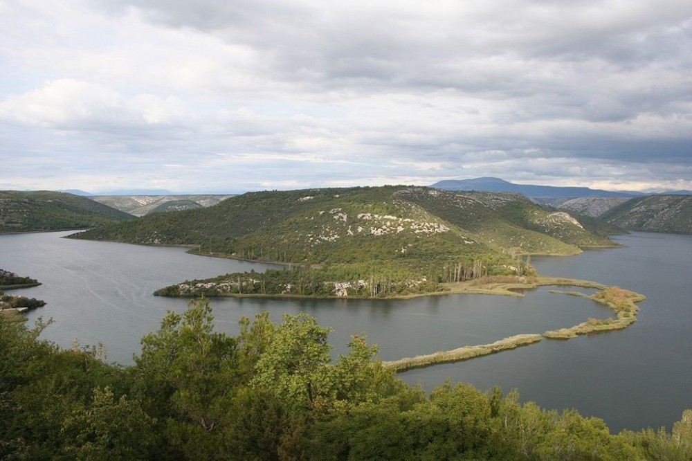 Paesaggio attraversato da un tratto del corso del fiume Cherca (in Croato Krka), fiume che segnava il limite tra il territorio dei Liburni (a Nord) e quello dei Siculi (a Sud) fino al I sec. Era volgare (è lo stesso Plinio, infatti, a menzionare certi Siculi quale ethnos ancora presente in quella regione balcanica)