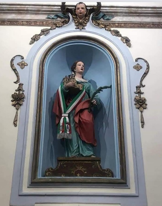 Statua della Divina Vittoria, sincretisticamente divenuta Santa Vittoria con la palma nella mano sinistra e dall'altro lato anziché il globo come nelle immagini imperiali, il paese di Castilenti