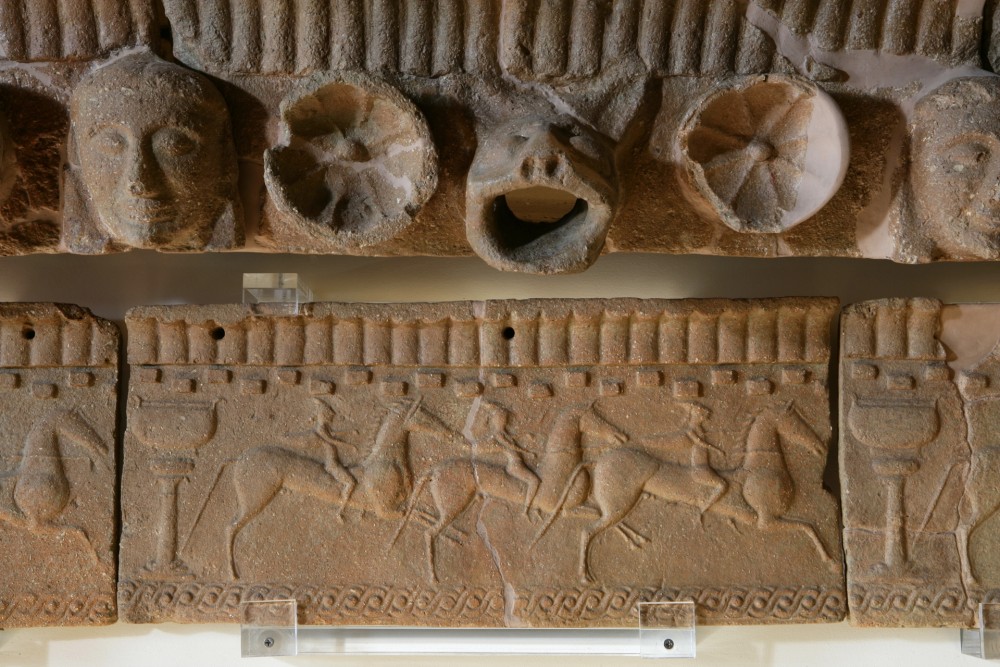 Lastra fittile con raffigurazione della corsa dei cavalli (VI secolo a.C.): un suggestivo richiamo al Palio di Siena in questa lastra decorata con cavalli lanciati al galoppo, montati da fantini che li cavalcano a pelo