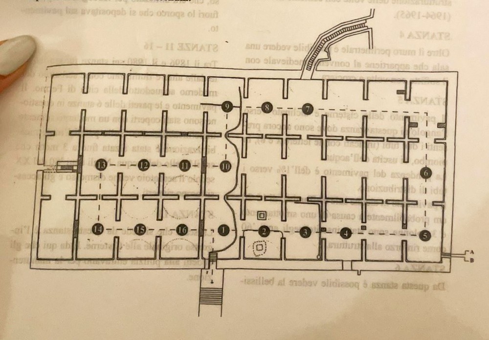 La mappa della cisterna di Fermo. Le stanze numerate sono quelle visitabili. L'ingresso attuale al complesso è in posto basso nella foto