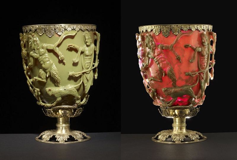 La diversa colorazione della Coppa a seconda della provenienza della luce. In rilievo Pan, la pantera e Dioniso