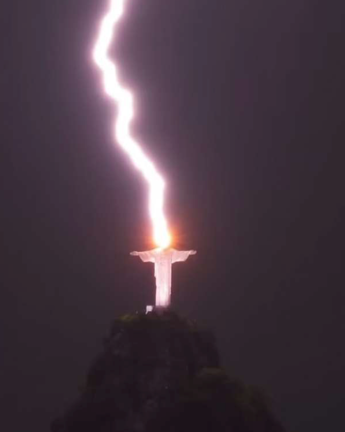 Un fulmine colpisce la statua del Cristo a Rio de Janeiro, febbraio 2023 (foto di Fernando Braga).