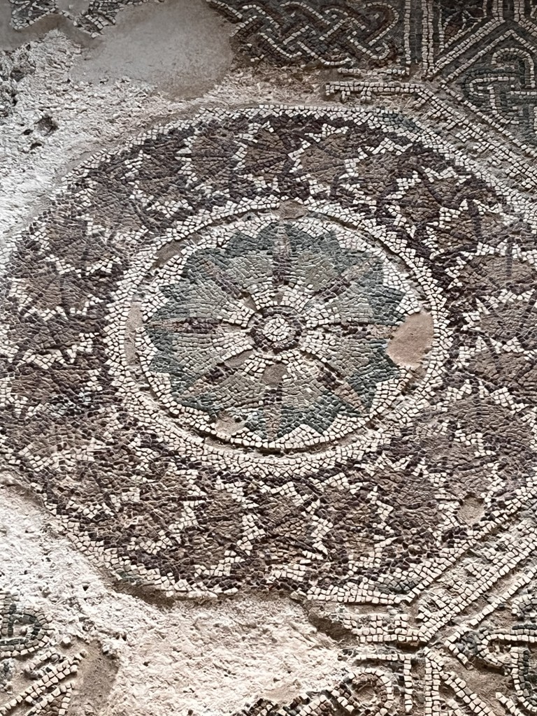 Grande rosono in mosaico policrome della sala ottagona nell'area termale. Ottava fase costruttiva della villa