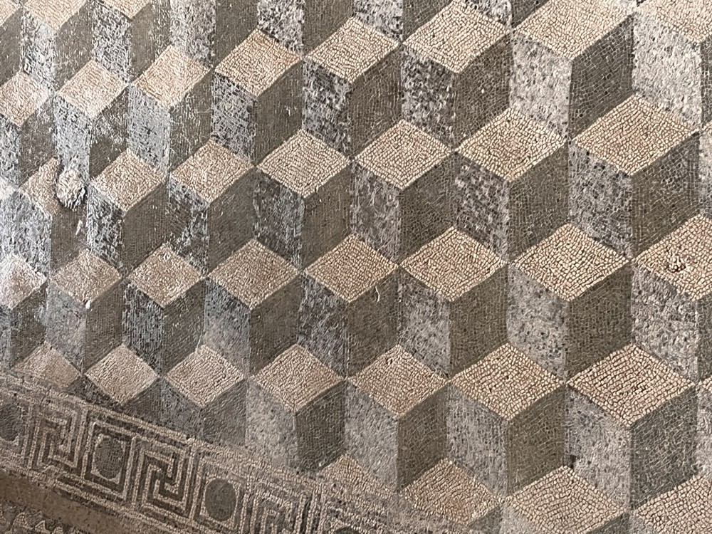 Le prospettive del mosaico a scacchi delle terme occidentali che ricordano le suggestioni di Escher