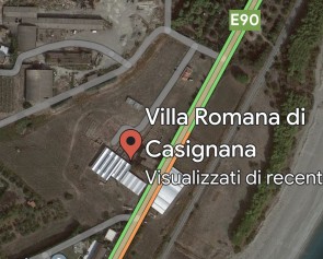 La Villa su Google Maps. Si noti i tagli operati sul complesso archeologico dalla statale e dalla ferrovia. In basso a destra si intravede il mare.