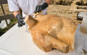 Prima di essere portato in laboratorio per le analisi e i restauri, l'Apollo viene "lavato" con delicatezza già sul luogo dello scavo.