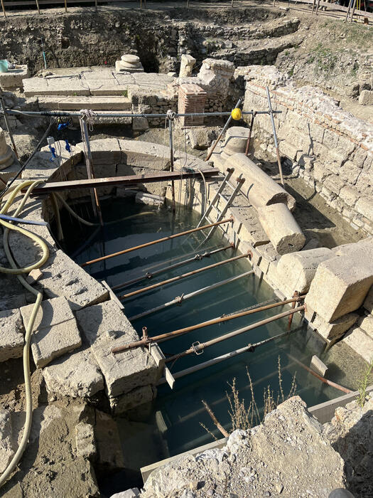 La grande vasca sacra di San Casciano. Al suo interno la sorgente con l'acqua che sgorga a 42 gradi.