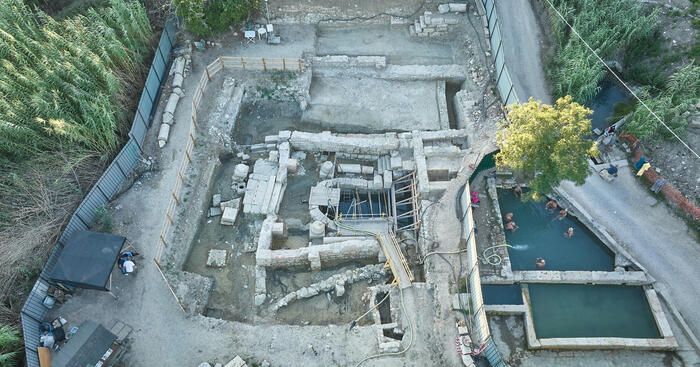 Una vista aerea dello scavo con la vasca sacra e il tempio che la circondava. A destra della foto le piscine medicee ancora oggi in uso.